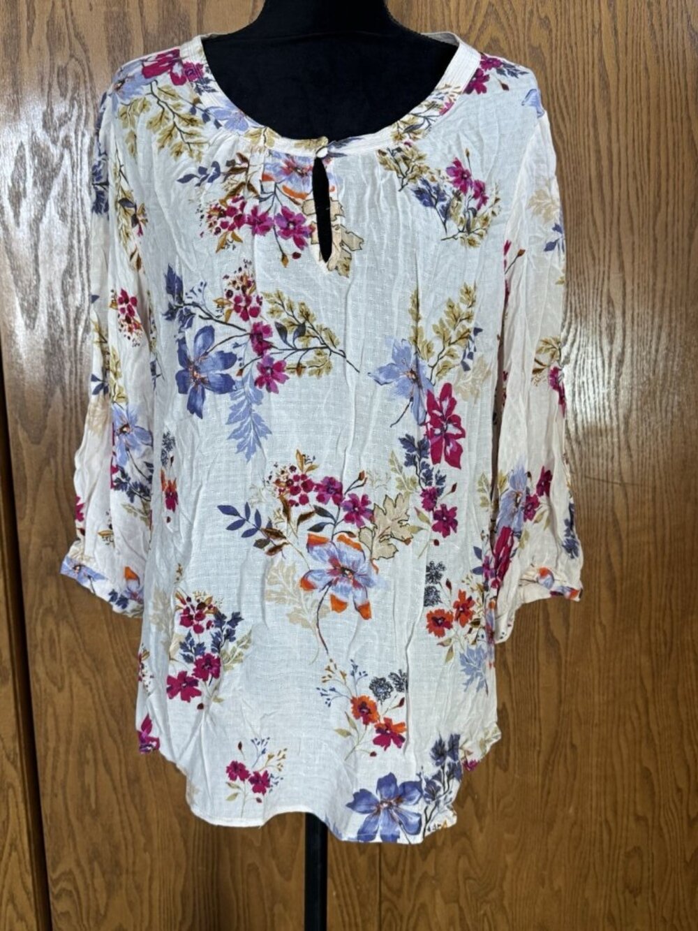 The Nines Womens Top Size 2X Cream Floral Lightweight Keyhole 3/4 Sleeve